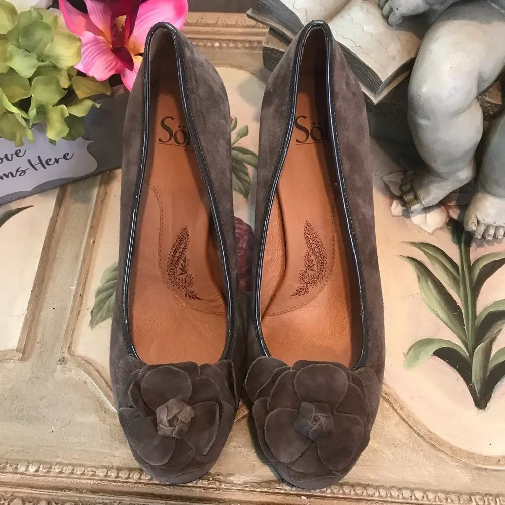 Sofft Suede Leather Pumps Heels Flower Rosette Detail Pin-Up Sz 9W NWOB